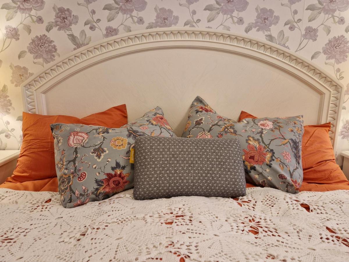 Апартамент Lovely In Old Town Талин
